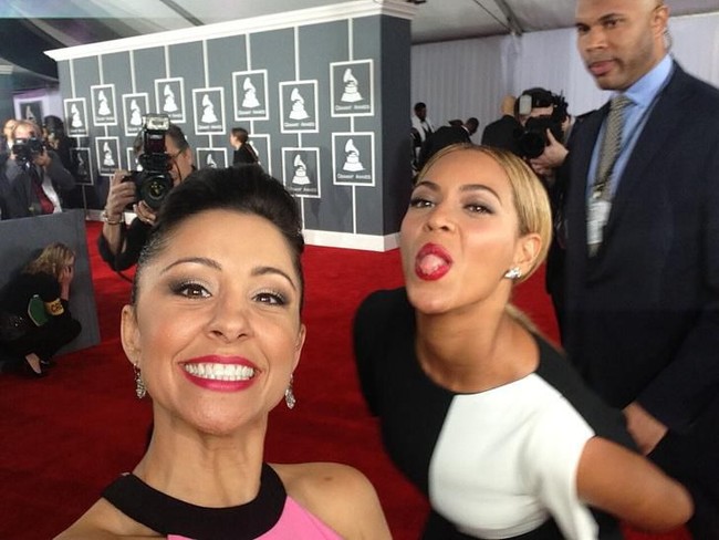 Beyonce melet-melet saat photobomb aktris Nikki Boyer yang sedang selfie. Foto: Instagram