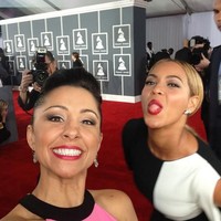 Beyonce melet-melet saat photobomb aktris Nikki Boyer yang sedang selfie. Foto: Instagram