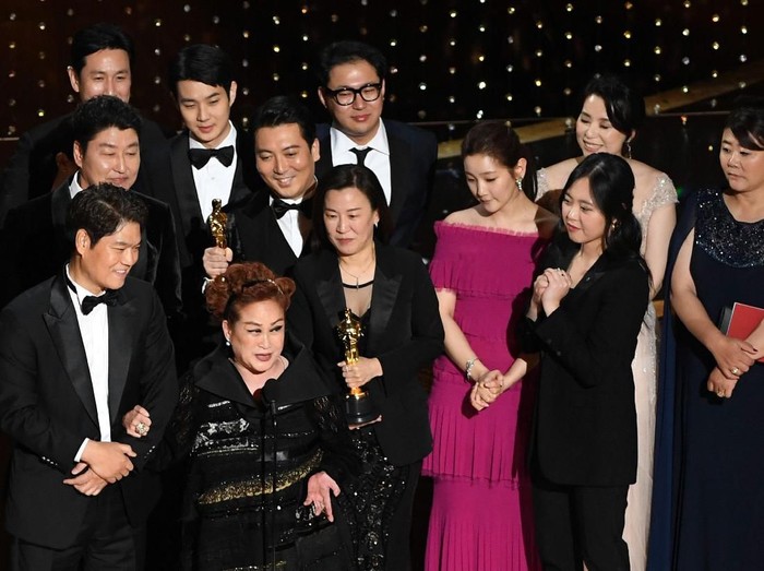 HOLLYWOOD, CALIFORNIA - FEBRUARY 09: (L-R) Executive producers Min Heoi Heo and Miky Lee, producer Kwak Sin-ae, and So-dam Park accept the Best Picture award for 