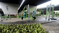 Ada beragam alat olahraga yang tersedia di kolong flyover Slipi tersebut.