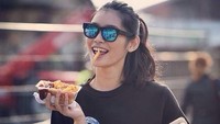 Tak takut dengan kalori, ini pose Ming saat ngemil kentang goreng dengan minuman bersoda. Foto: Instagram @mingxi11