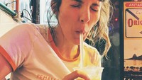 Satu lagi ekspresi lucu dari Josephine saat menikmati kulinerannya. Ia terlihat menahan rasa asam dari minuman yang sedang ia minum tersebut. Foto: Instagram @ohwondermusic