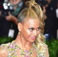 Pada 2009, Beyonce mendapatkan hadiah spesial Valentine yang berharga fantastis dari sang suami, Jay-Z. Hadiah tersebut berupa telepon selular berlapis platina seharga Rp 342 juta. Foto: Getty Images