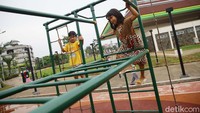 Sejumlah fasilitas digunakan oleh anak-anak untuk bermain dan menghibur diri.