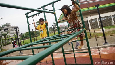 Bersantai dan Bermain di Alun-alun Kota Depok