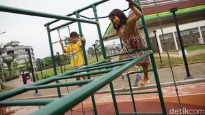 Bersantai dan Bermain di Alun-alun Kota Depok