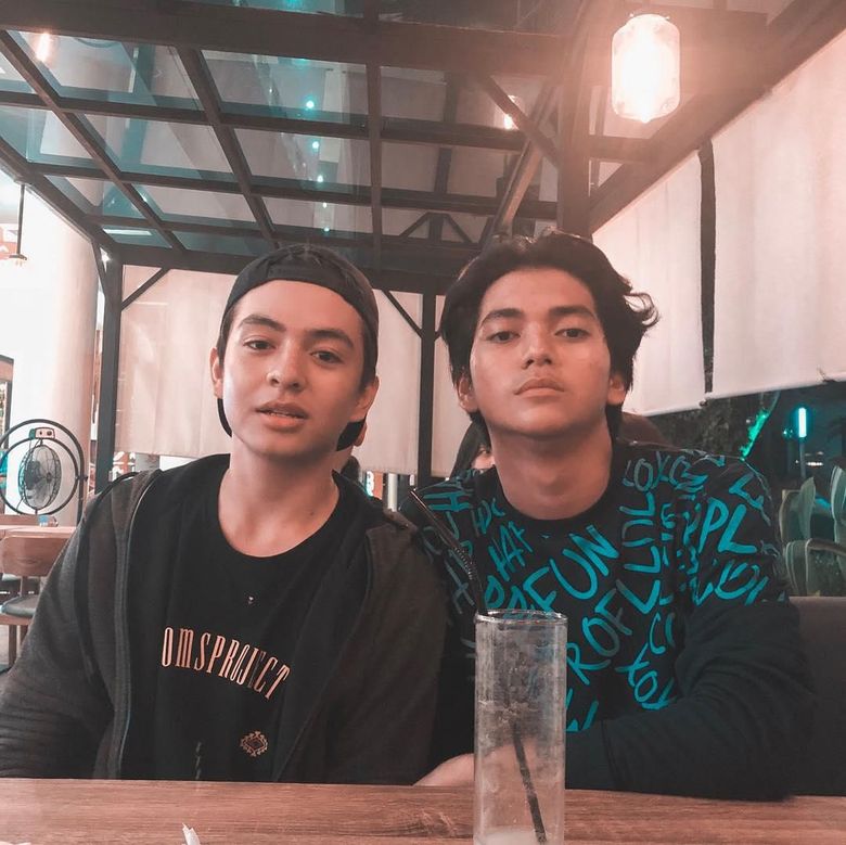 Jadi Idola Baru Ini Pose Ajil Ditto Kala Kulineran Bareng Sahabat Foto 5 Ask anything you want to learn about m fazzill alditto by getting answers on askfm. jadi idola baru ini pose ajil ditto