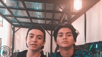 Karirnya dimulai dengan menjadi boyband cilik pada 2011 lalu, kini Ajil Ditto telah tumbuh dewasa dan menjadi idola baru baru anak-anak muda. Meskipun begitu, ia tetap terlihat manis dan cool seperti pada foto ini saat nongkrong bareng Angga Yunanda. Foto: Instagram @ajil_ditto08