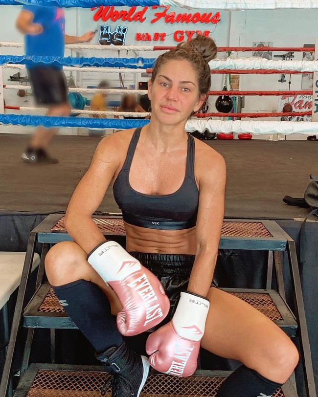 Saya mulai berlatih Muay Thai hanya untuk bersenang-senang di usia 16 tahun, saya tidak benar-benar berkomitmen sampai usia awal 20-an, ketika saya mulai bepergian ke Thailand untuk kamp pelatihan, ungkap Avril. Foto: Instagram