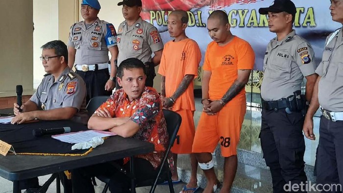 Salah seorang preman sadis di Daerah Istimewa Yogyakarta (DIY) bernama Santang menyerahkan diri ke Polda DIY. Begini tampangnya.