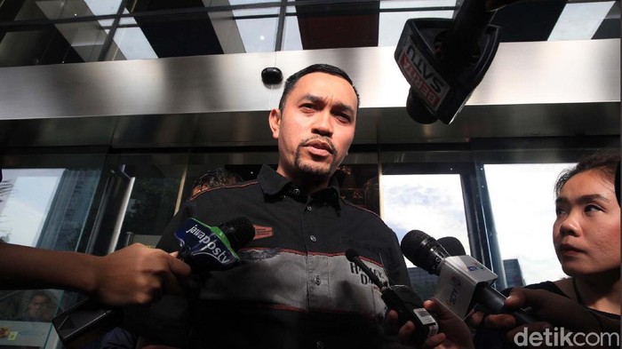 Wakil Ketua Komisi III DPR, Ahmad Sahroni diperiksa penyidik KPK selama dua jam. Crazy Rich Tanjung Priok itu tersenyum saat meninggalkan gedung KPK.