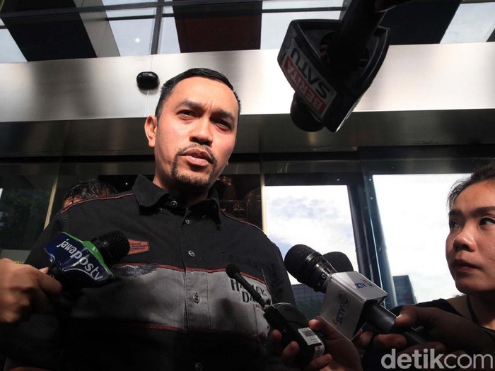 Wakil Ketua Komisi III DPR, Ahmad Sahroni diperiksa penyidik KPK selama dua jam. Crazy Rich Tanjung Priok itu tersenyum saat meninggalkan gedung KPK.