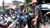Terkait harga, sepeda bekas yang dijajakan di jalan itu dijual dengan harga yang bervariasi tergantung ukuran. Untuk sepeda dewasa dibanderol mulai dari Rp 400 ribu hingga Rp 3 juta. Sedangkan untuk sepeda anak dijual mulai dari Rp 200 ribu hingga Rp 500 ribu tergantung merek, kondisi, dan kualitas sepedanya.