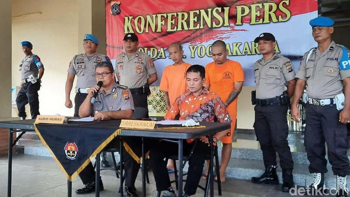 Begini Tampang Santang, Preman Sadis yang menyerahkan Diri Salah seorang preman sadis di Daerah Istimewa Yogyakarta (DIY) bernama Santang menyerahkan diri ke Polda DIY. Begini tampangnya.