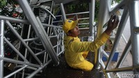Cuaca yang tak menentu menjadi kendala tersendiri, terlebih bila diguyur hujan.