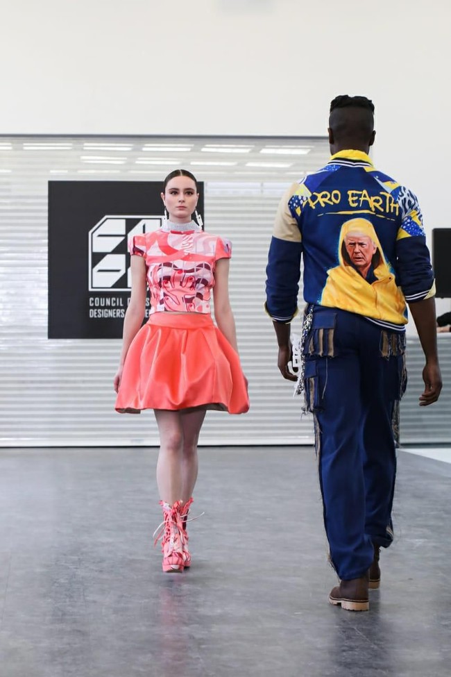 Maggie juga menyertakan gambar Presiden AS Donald Trump. Di atas gambarnya, terpampang tulisan Pro Earth yang seolah menyindir penolakan Trump terhadap masalah pemanasan global. (Foto: Dok. 2Madison)