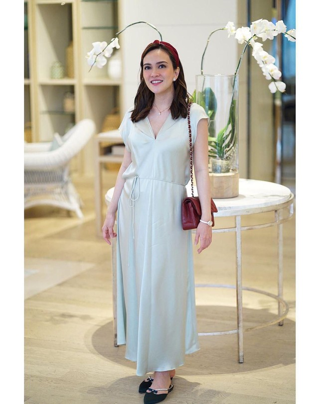 Usia kehamilan hampir tujuh bulan, tubuh Shandy Aulia masih terlihat ramping. Bahkan dia tak tampak seperti seorang wanita hamil. Pilihan baju longgar dengan bahan yang jatuh cukup menyamarkan kehamilannya. Foto: Instagram/@shandyaulia