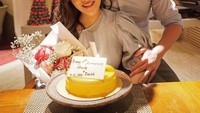 Setelah penantian panjang, anak pertama Shandy Aulia dan David Herbowo telah lahir pada rabu (12/2). Menjadi seorang ibu, Shandy Aulia tetap terlihat seksi dan awet muda. Foto: Instagram @shandyaulia