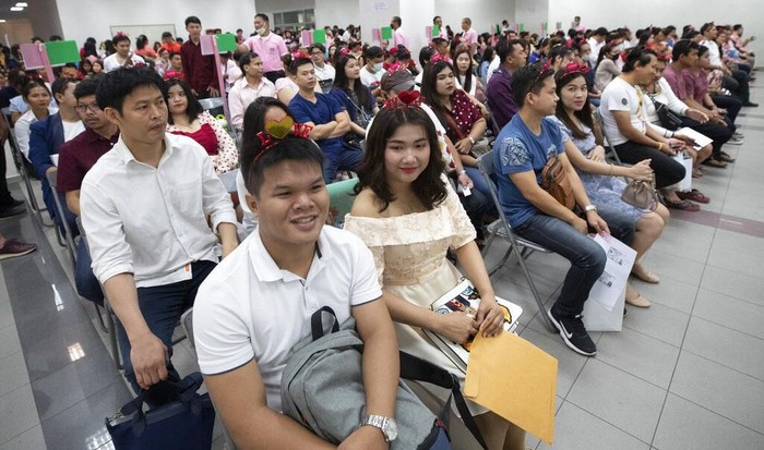 Nikah Massal di Hari Valentine Nikah massal kerap digelar di tanggal 14 Februari untuk rayakan Hari Valentine. Sejumlah pasangan di Thailand antusias ikat janji sehidup semati di momen itu.