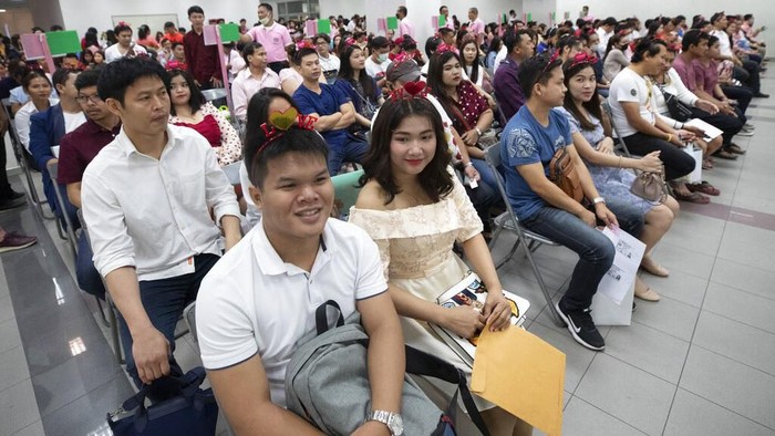 Nikah Massal di Hari Valentine Nikah massal kerap digelar di tanggal 14 Februari untuk rayakan Hari Valentine. Sejumlah pasangan di Thailand antusias ikat janji sehidup semati di momen itu.