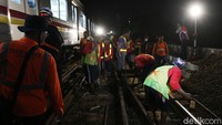 Adapun penggantian wesel baik di Stasiun Gambir maupun di Jakarta Kota dilatarbelakangi sejumlah hal. Sejak dioperasikan pertama kali, unit wesel di emplasemen Gambir (± 28 tahun) dan Jakarta Kota (± 50 tahun) belum pernah diganti.