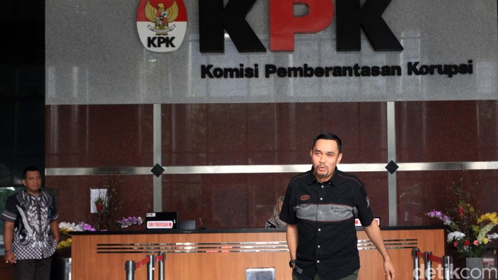Senyum 'Crazy Rich Tanjung Priok' Usai Diperiksa 2 Jam Wakil Ketua Komisi III DPR, Ahmad Sahroni diperiksa penyidik KPK selama dua jam. 'Crazy Rich Tanjung Priok' itu tersenyum saat meninggalkan gedung KPK.