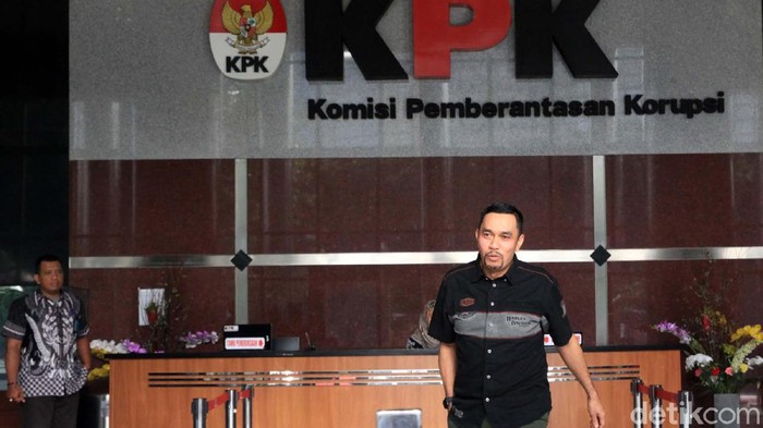 Senyum 'Crazy Rich Tanjung Priok' Usai Diperiksa 2 Jam Wakil Ketua Komisi III DPR, Ahmad Sahroni diperiksa penyidik KPK selama dua jam. 'Crazy Rich Tanjung Priok' itu tersenyum saat meninggalkan gedung KPK.