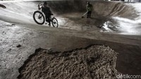 Hal tersebut dapat membahayakan warga yang bermain arena ini.