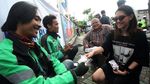 Saat Model Cantik Bagikan Pods di Hari Valentine