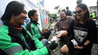  Alya Francine tak sungkan untuk turun langsung dan menyapa para perokok yang ditemuinya secara langsung termasuk supir Gojek ini. Foto: dok. Pods