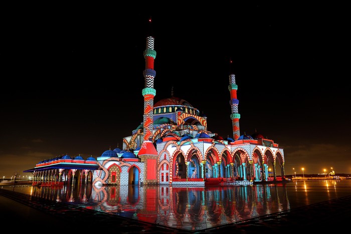 Terpesona Indahnya Festival Cahaya Sharjah di Uni Emirat Arab Festival Cahaya Sharjah kembali digelar di Uni Emirat Arab. Yuk, nikmati keindahan sorot lampu warna-warninya.