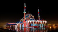 Begini lansekap masjid dengan sorot lampu warna-warni yang indah dalam Festival Cahaya Sharjah yang di gelar di Uni Emirat Arab.