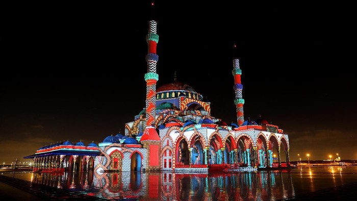 Terpesona Indahnya Festival Cahaya Sharjah di Uni Emirat Arab Festival Cahaya Sharjah kembali digelar di Uni Emirat Arab. Yuk, nikmati keindahan sorot lampu warna-warninya.