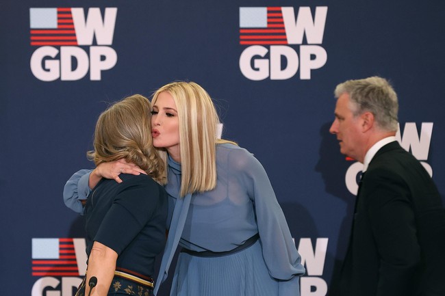 Gaya rambut barunya itu menyempurnakan gaya busana Ivanka Trump. Dalam kesempatan tersebut, Ivanka muncul dalam balutan dress biru semi-menerawang yang dipermanis dengan aksen pita pada bagian kerah. (Foto: Chip Somodevilla/Getty Images)