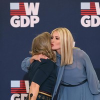 Gaya rambut barunya itu menyempurnakan gaya busana Ivanka Trump. Dalam kesempatan tersebut, Ivanka muncul dalam balutan dress biru semi-menerawang yang dipermanis dengan aksen pita pada bagian kerah. (Foto: Chip Somodevilla/Getty Images)