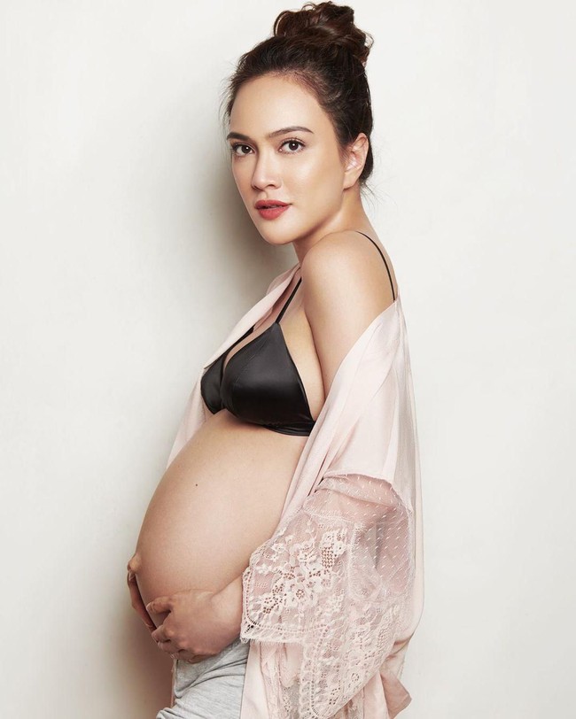 Pemotretan maternity Shandy Aulia menampilkan dirinya mengenakan lingerie hitam dan jubah satin. Pregnancy glow pun terpancar dari wajahnya. Foto: Instagram/@shandyaulia