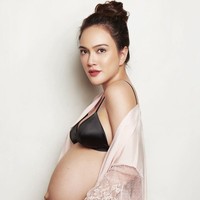 Pemotretan maternity Shandy Aulia menampilkan dirinya mengenakan lingerie hitam dan jubah satin. Pregnancy glow pun terpancar dari wajahnya. Foto: Instagram/@shandyaulia