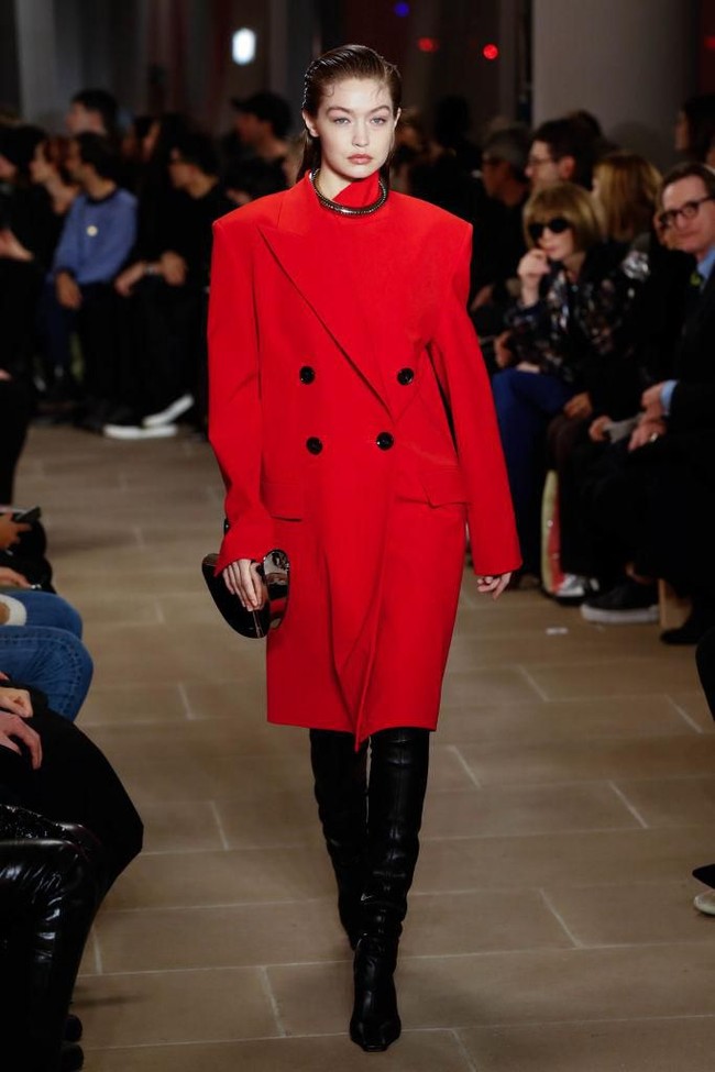 Oversized outerwear seperti yang dipakai Gigi Hadid ini mendominasi fashion show Proenza Schouler. Para model yang tampil di show Proenza Schouler tampil dengan gaya rambut sleek seperti Gigi. Foto: Getty Images