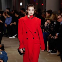 Oversized outerwear seperti yang dipakai Gigi Hadid ini mendominasi fashion show Proenza Schouler. Para model yang tampil di show Proenza Schouler tampil dengan gaya rambut sleek seperti Gigi. Foto: Getty Images