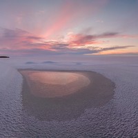 Pertemuan antara air panas dan angin dingin membentuk siluet berbentuk hati di Chudskoy Lake, Arktik. Foto: iStock