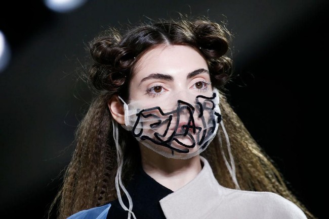Masker transparan yang satu ini terinspirasi dari masker bedah yang banyak dipakai saat virus Corona menyebar ke seluruh dunia. Masker hitam putih ini eksis di fashion show brand Blancore, New York Fashion Week 2020. Foto: Getty Images