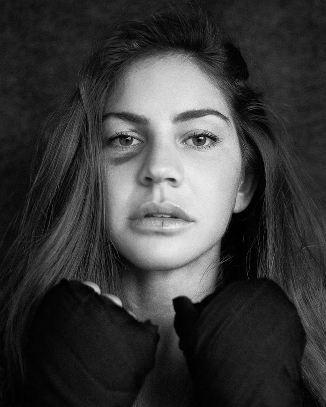 Kisah Avril dimulai ketika ia diusir dari rumah pada usia 15 tahun. Ia pun menjadi model yang berjalan di catwalk fashion show selama dua tahun. Foto: Instagram