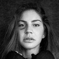 Kisah Avril dimulai ketika ia diusir dari rumah pada usia 15 tahun. Ia pun menjadi model yang berjalan di catwalk fashion show selama dua tahun. Foto: Instagram