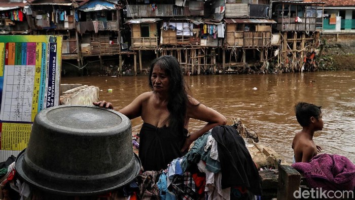 Sungai Ciliwung Banjir Jakarta beberapa waktu lalu membuat upaya untuk normalisasi Sungai Ciliwung kembali bergeliat. Pembebasan lahan untuk pelebaran sungai pun akan dilakukan