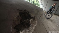 Skatepark yang berada di kolong flyover Slipi ini terlihat kurang terawat.