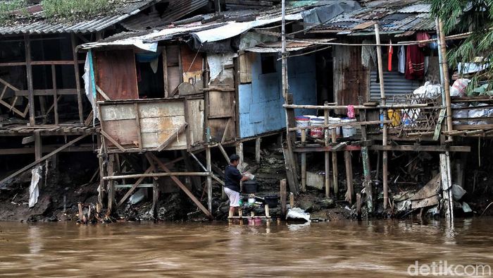 Sungai Ciliwung Banjir Jakarta beberapa waktu lalu membuat upaya untuk normalisasi Sungai Ciliwung kembali bergeliat. Pembebasan lahan untuk pelebaran sungai pun akan dilakukan