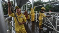Sebelumnya JPO ini mulai kusam, petugas Bina Marga diturunkan untuk melakukan pengecatan.