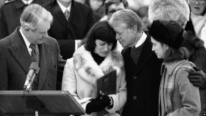 Presiden AS Jimmy Carter menenangkan istri dan anak Adolph Dubs (dok. AP)