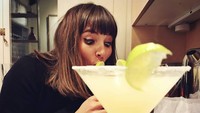 Ekspresi Josephine tampak lucu sekali, matanya terlihat seperti akan keluar ya. Ini momennya saat menikmati cocktail dengan sensasi yang menyegarkan. Slurrp! Foto: Instagram @ohwondermusic