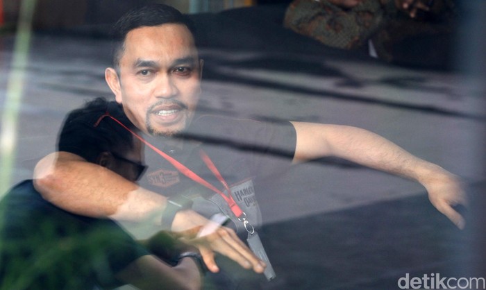 Wakil Ketua Komisi III DPR Ahmad Sahroni diperiksa KPK. Ia diperiksa terkait kasus dugaan suap proyek di Bakamla.
